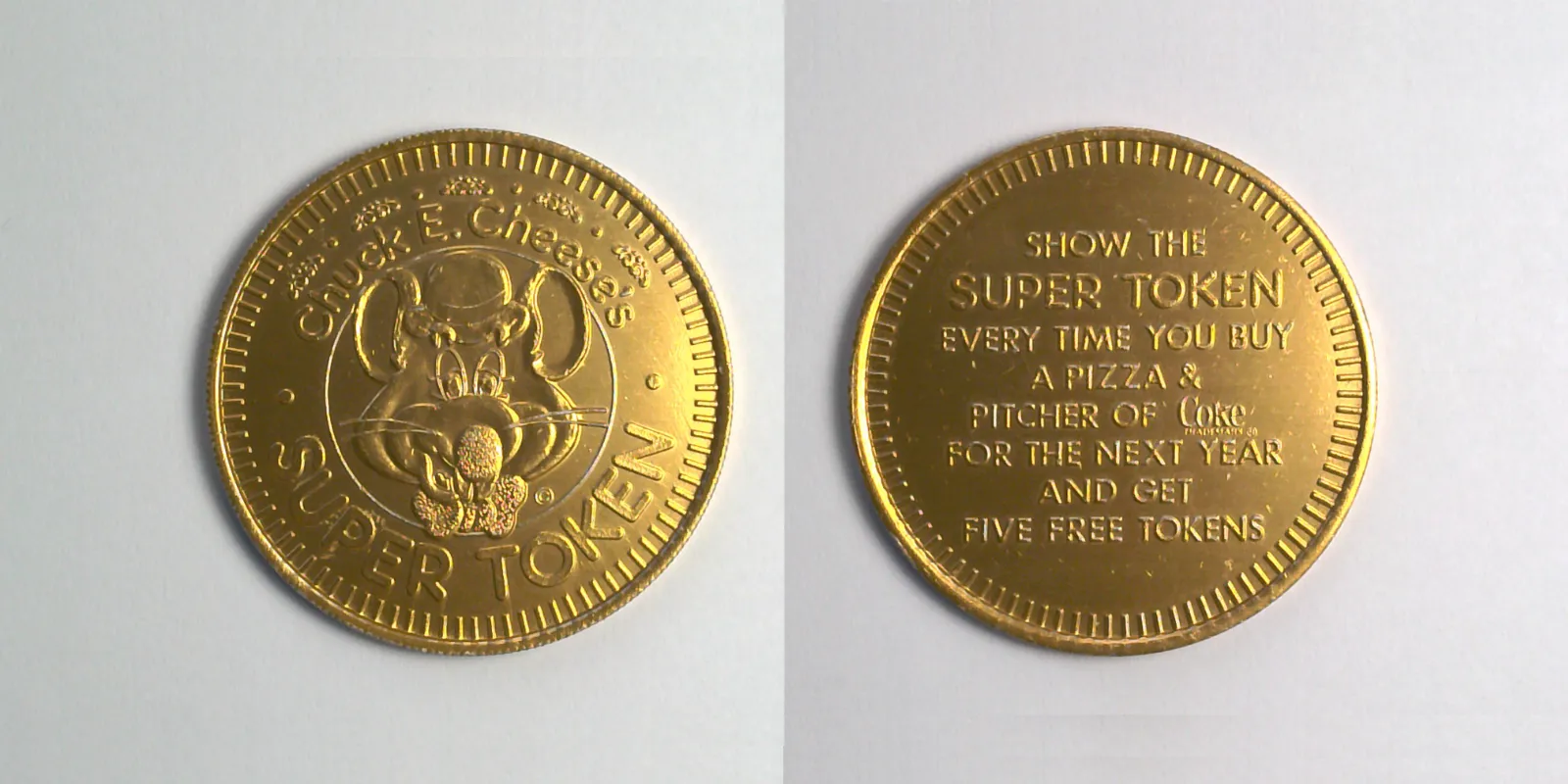 Chuck E. Cheese P01aA-gold Chuck E Cheese Super Token (P01aA-gold) token — front and reverse
