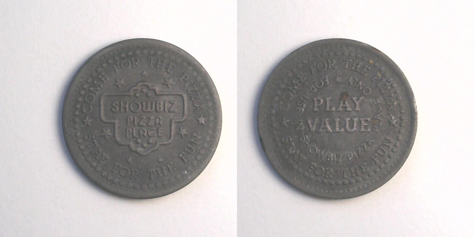ShowBiz Pizza S09aN-olive Showbiz Pizza Place Token (S09aN-olive) token — front and reverse