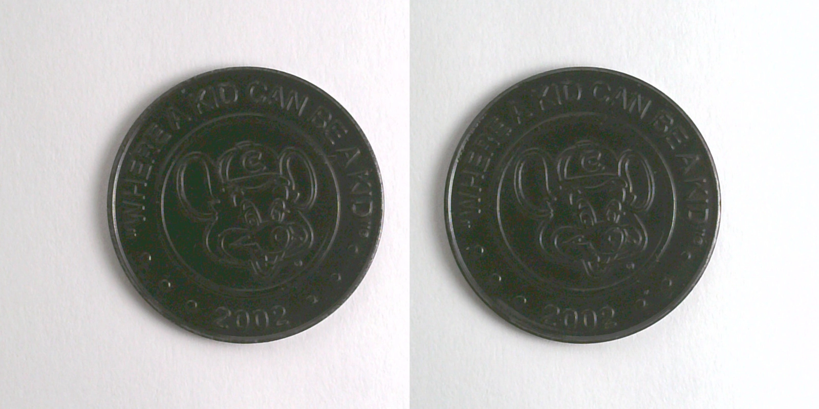 Chuck E. Cheese 409bB 2002 Chuck E Cheese Token (409bB) (2002) token — front