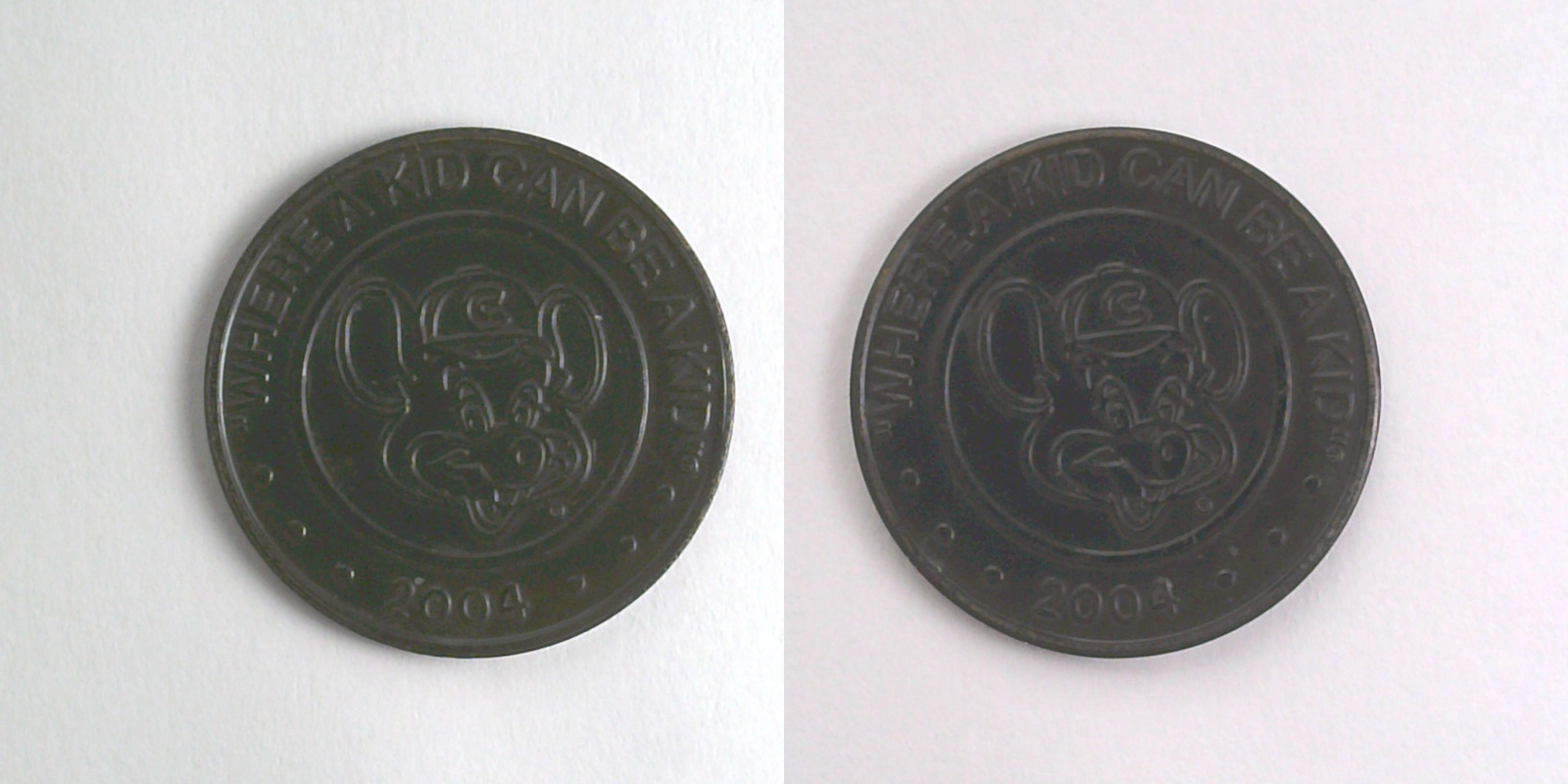Chuck E. Cheese 411bB 2004 Chuck E Cheese Token (411bB) (2004) token — front
