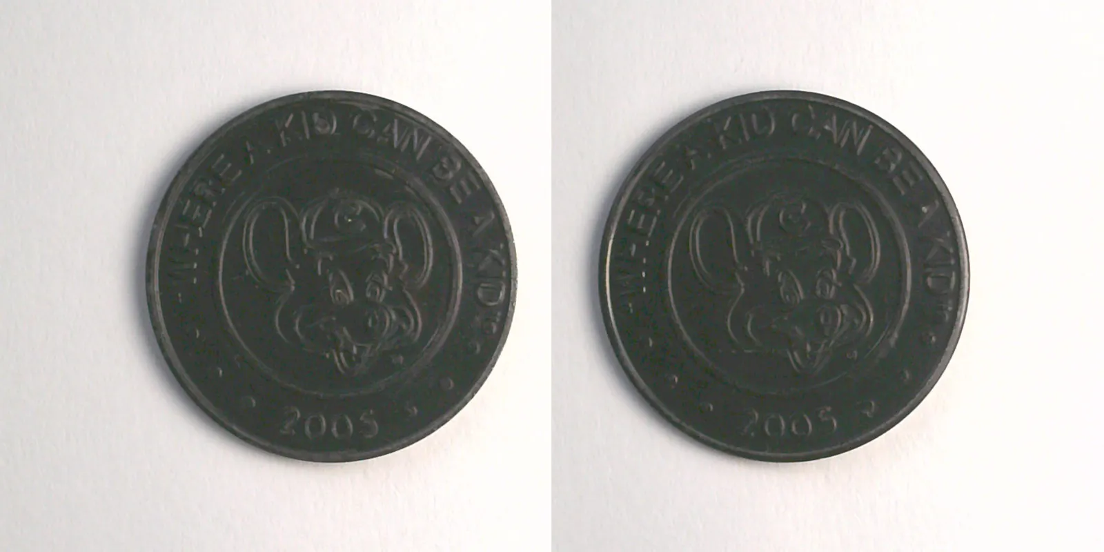 Chuck E. Cheese 412bB 2005 Chuck E Cheese Token (412bB) (2005) token — front