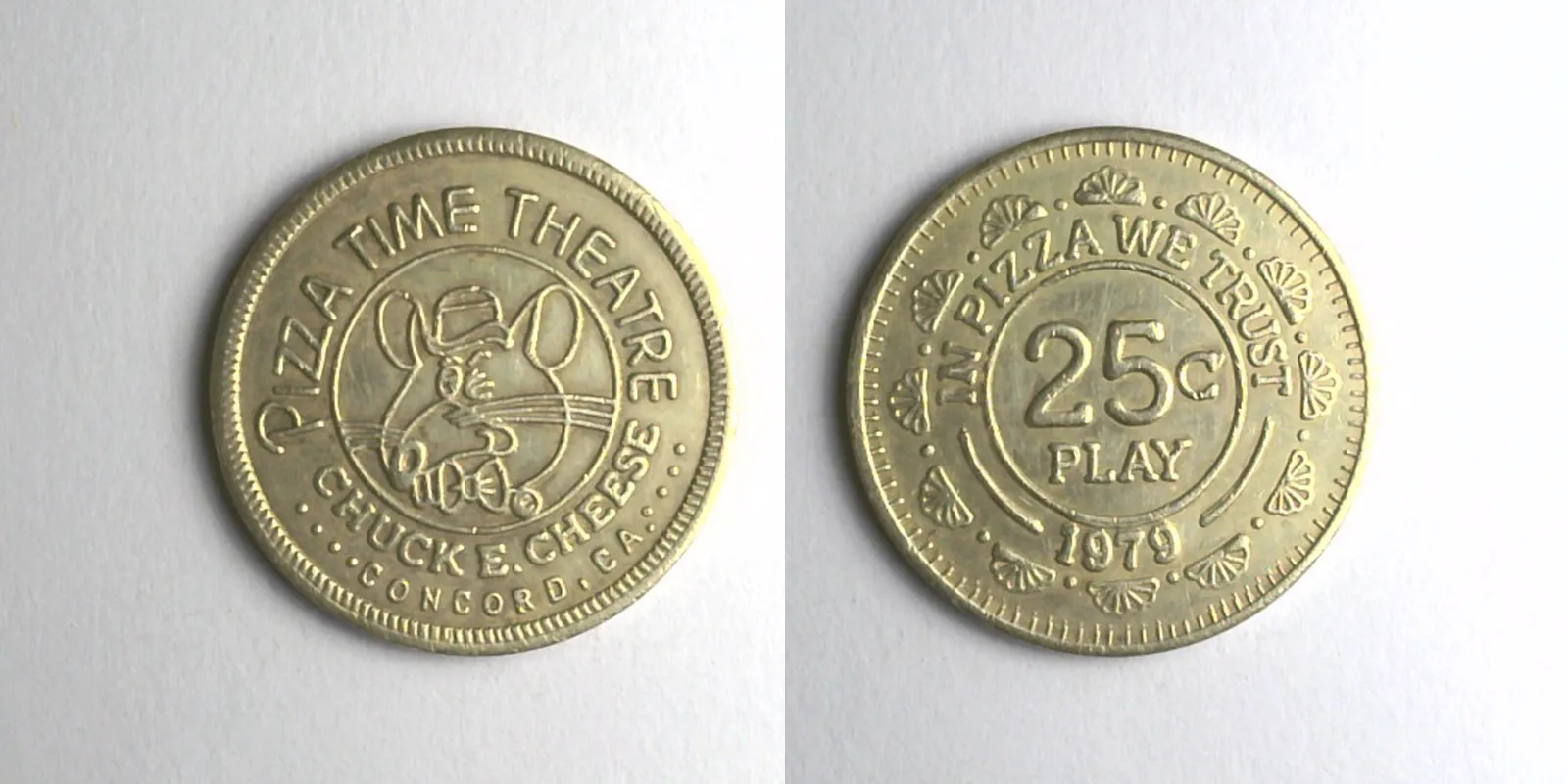 Chuck E. Cheese 126B 1979 Chuck E Cheese Token (126B) (1979) token — front and reverse