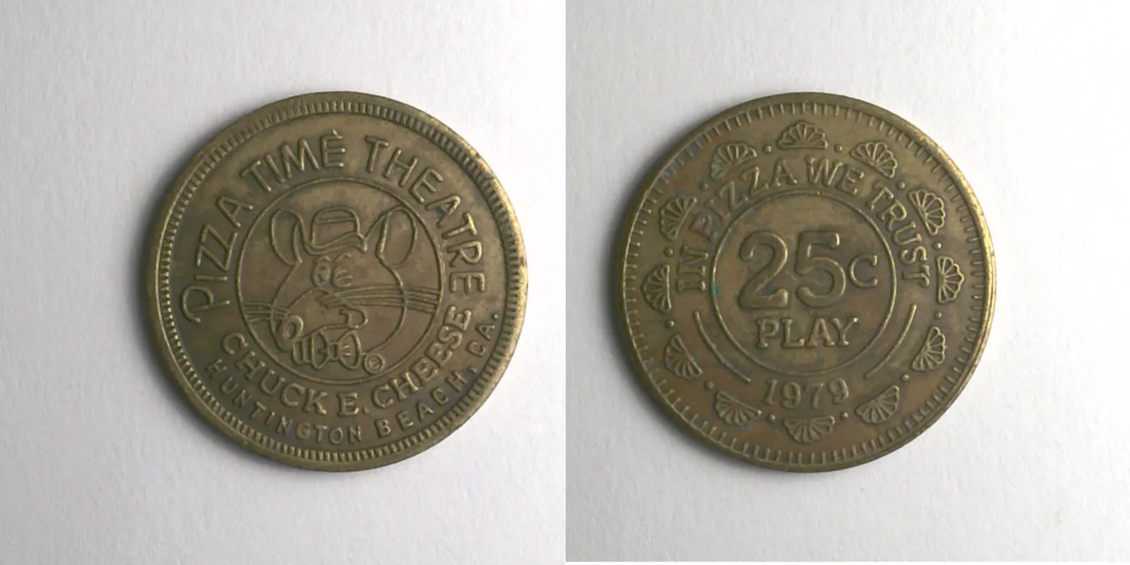 Chuck E. Cheese 128B 1979 Chuck E Cheese Token (128B) (1979) token — front and reverse