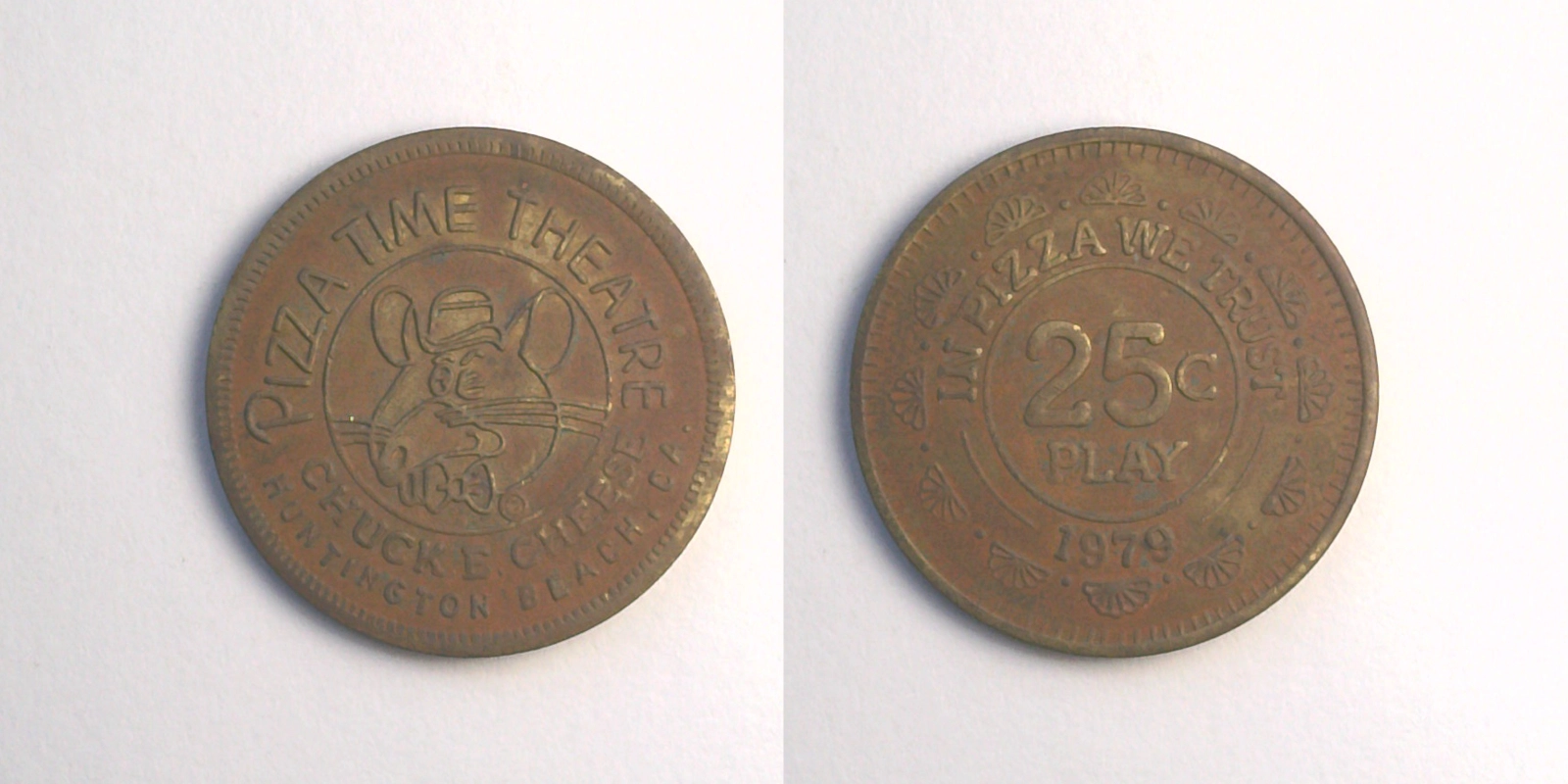 Chuck E. Cheese 129B 1979 Chuck E Cheese Token (129B) (1979) token — front and reverse