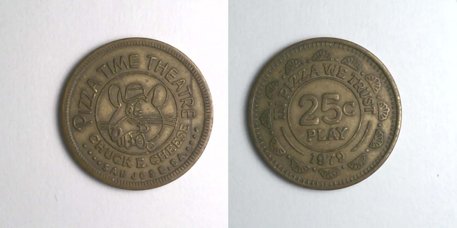 Chuck E. Cheese 132B 1979 Chuck E Cheese Token (132B) (1979) token — front and reverse