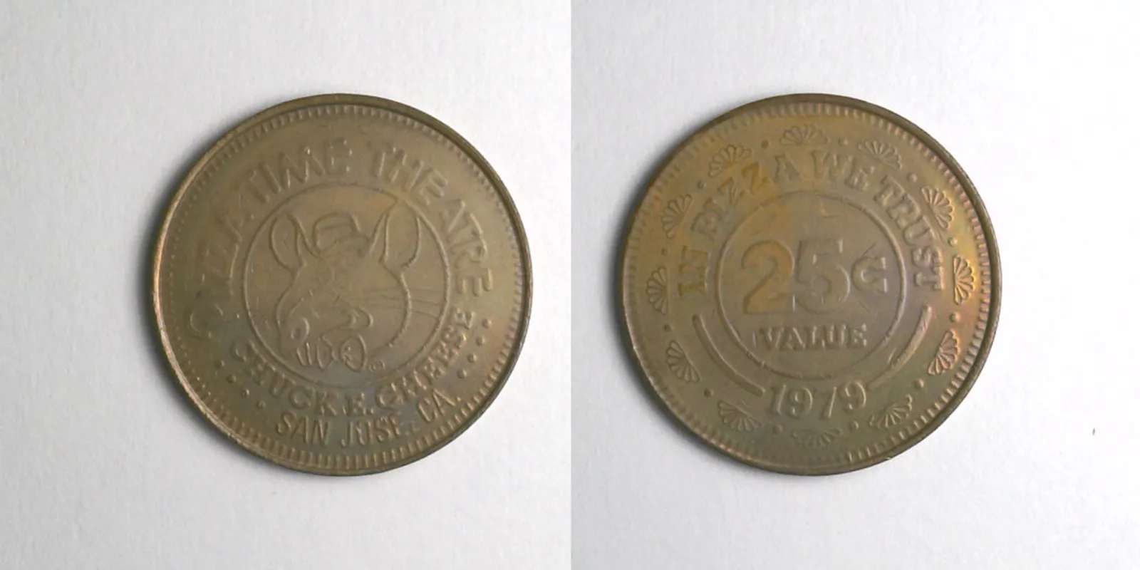 Chuck E. Cheese 133B 1979 Chuck E Cheese Token (133B) (1979) token — front and reverse