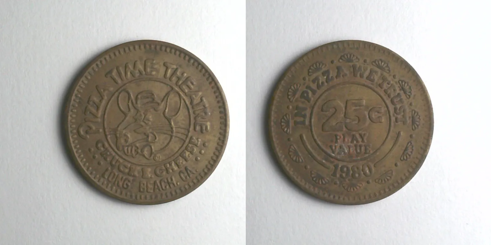 Chuck E. Cheese 141B 1980 Chuck E Cheese Token (141B) (1980) token — front and reverse