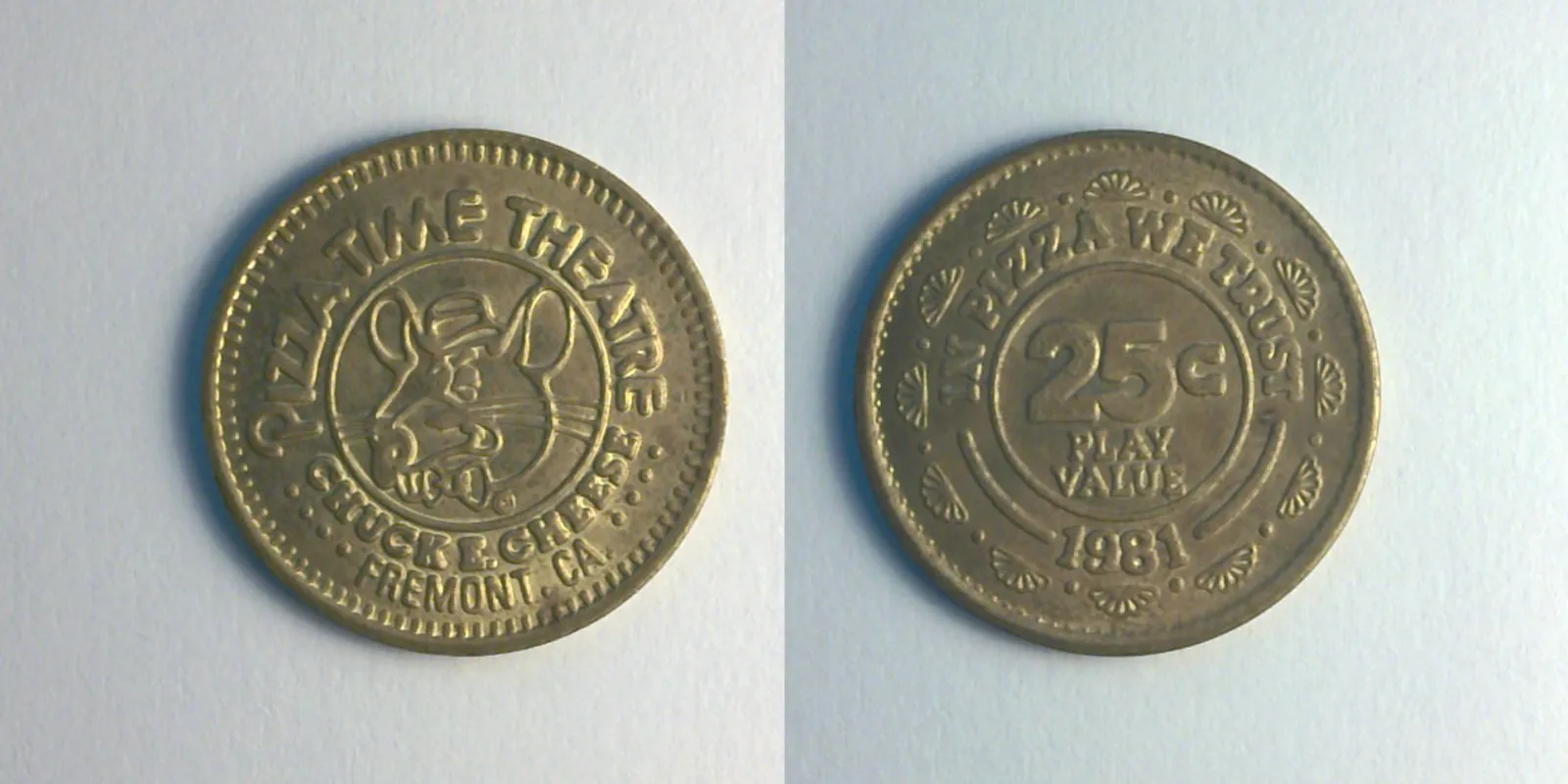 Chuck E. Cheese 158B 1981 Chuck E Cheese Token (158B) (1981) token — front and reverse