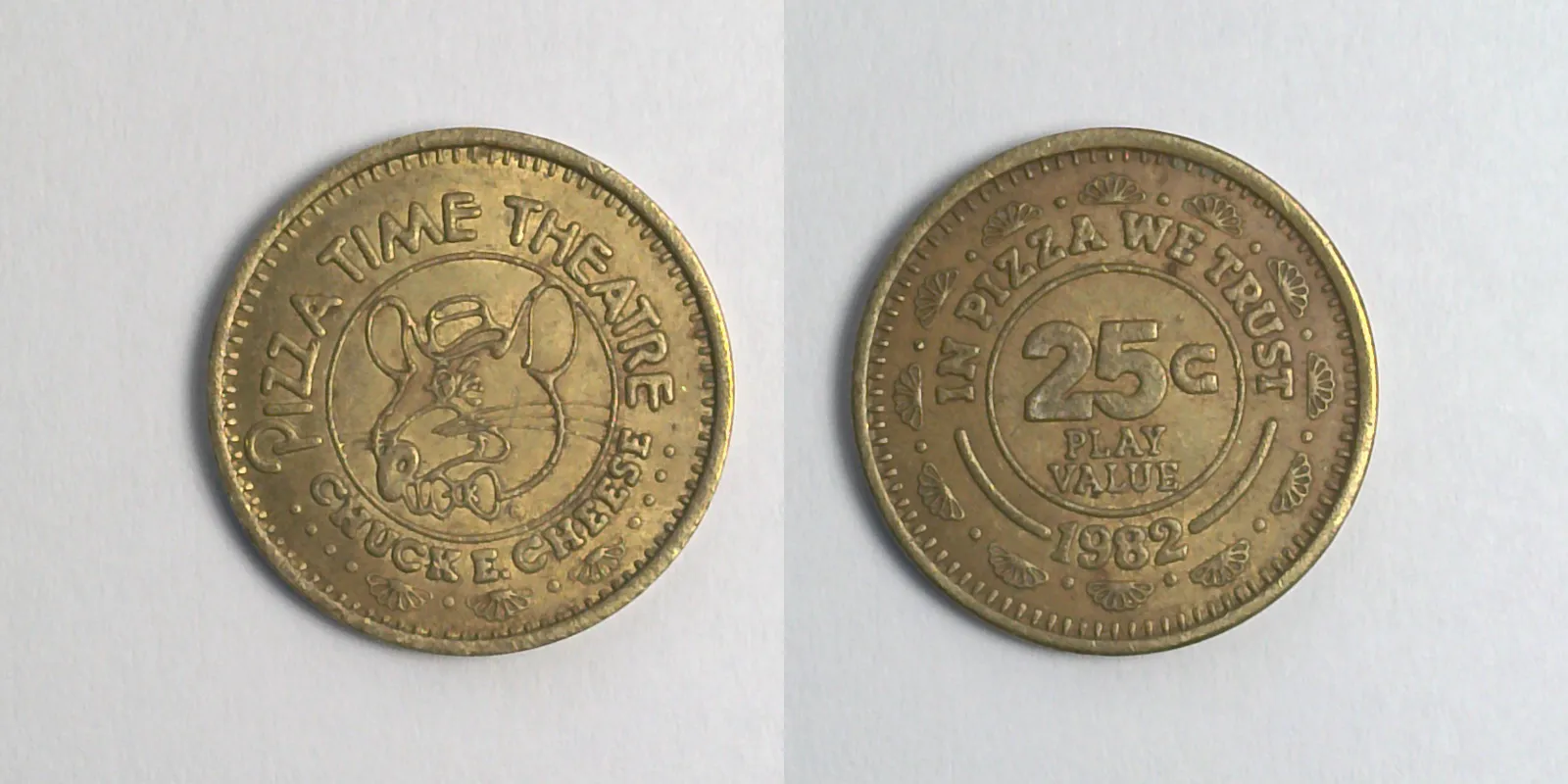 Chuck E. Cheese 112B 1982 Chuck E Cheese Token (112B) (1982) token — front and reverse