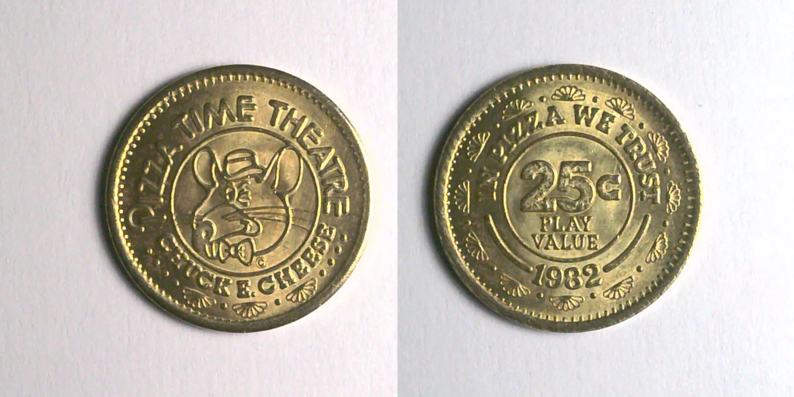 Chuck E. Cheese 113B 1982 Chuck E Cheese Token (113B) (1982) token — front and reverse