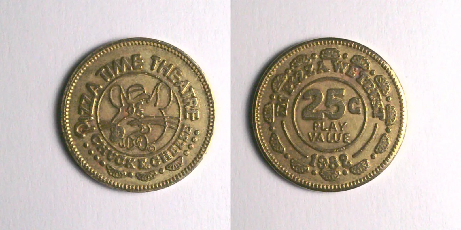 Chuck E. Cheese 114B 1982 Chuck E Cheese Token (114B) (1982) token — front and reverse
