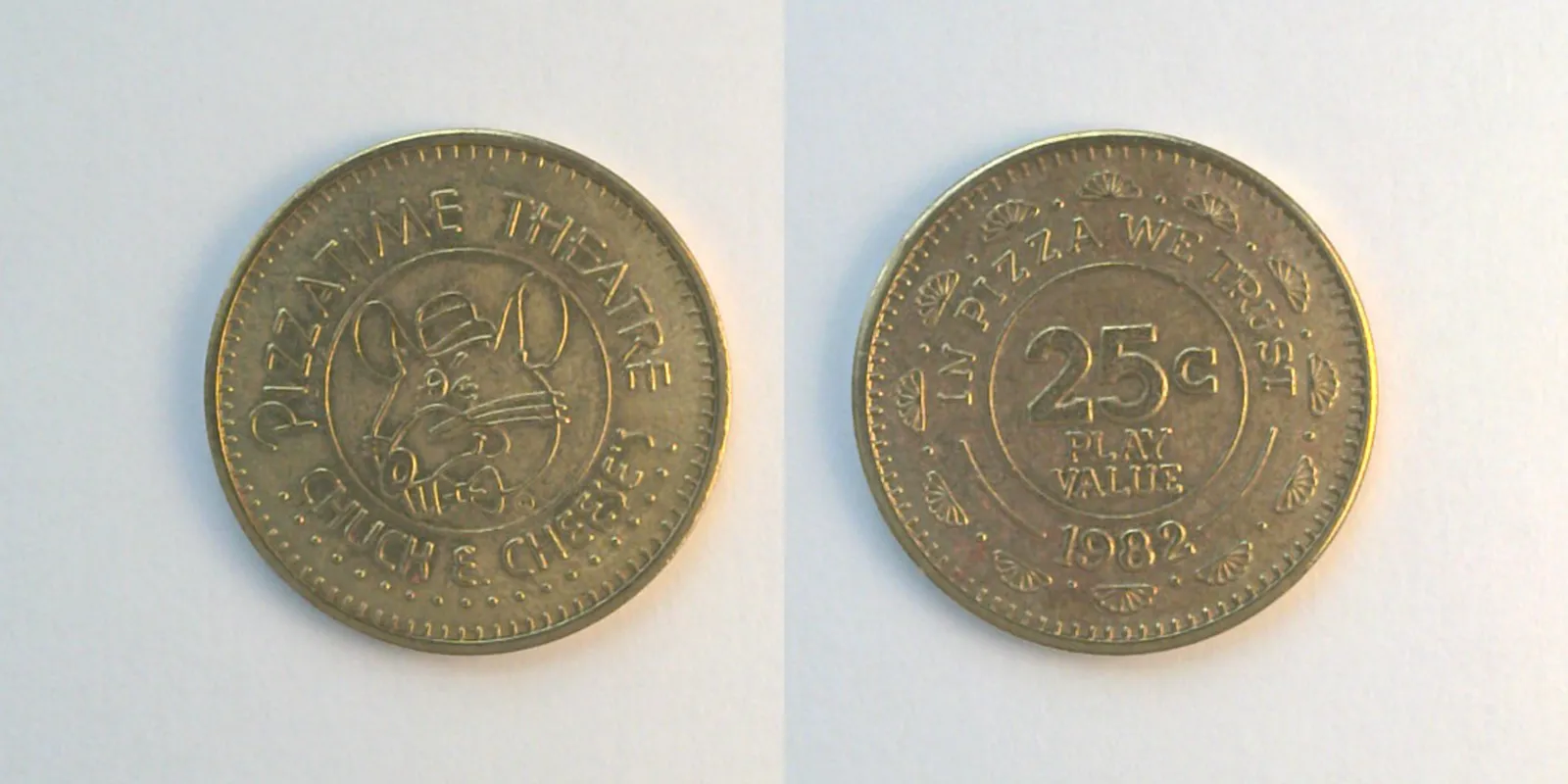 Chuck E. Cheese 117B 1982 Chuck E Cheese Token (117B) (1982) token — front and reverse