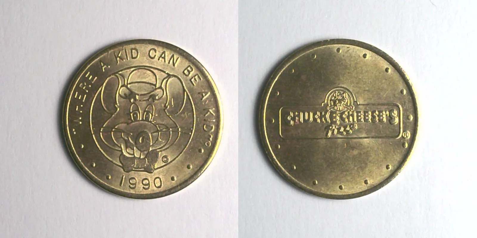 Chuck E. Cheese 303B 1990 Chuck E Cheese Token (303B) (1990) token — front and reverse