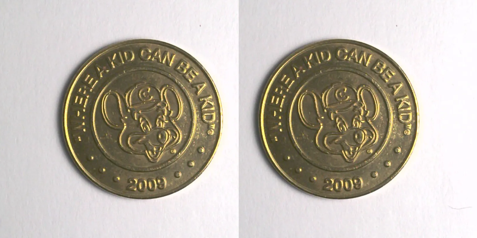 Chuck E. Cheese 416B 2009 Chuck E Cheese Token (416B) (2009) token — front and reverse