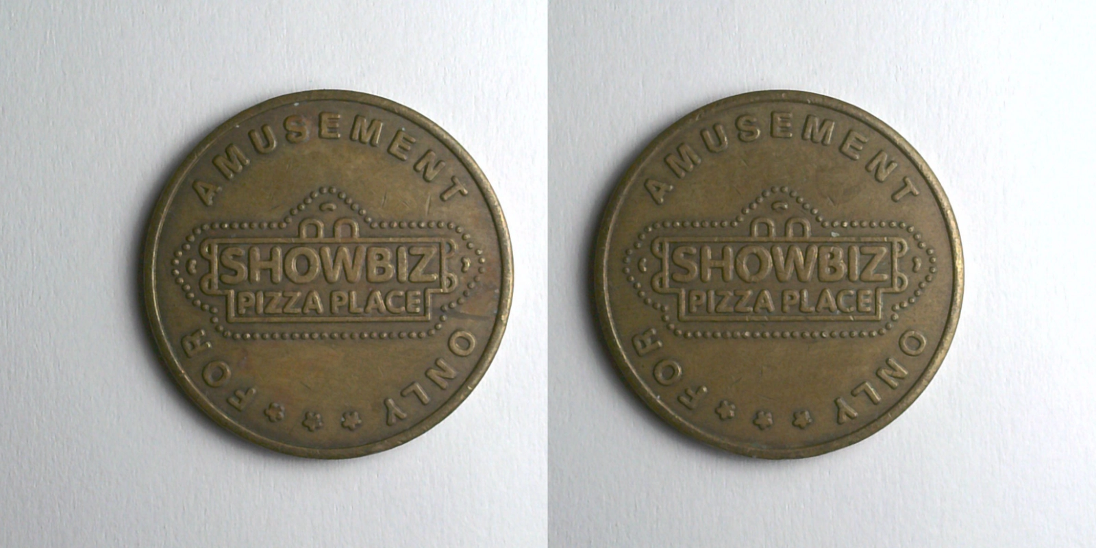 ShowBiz Pizza S19B Showbiz Pizza Place Token (S19B) token — front and reverse