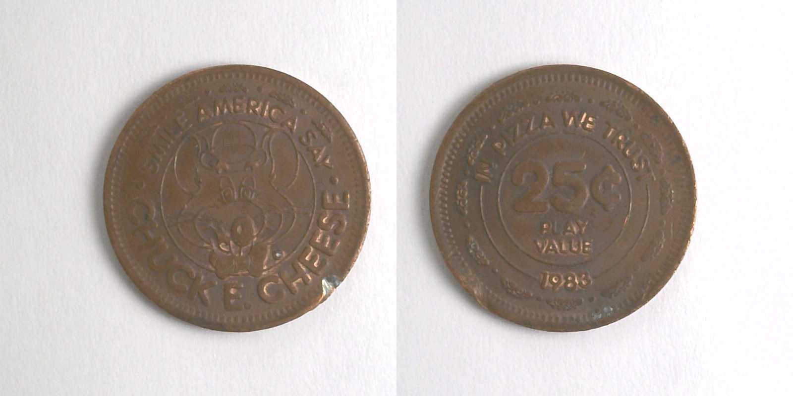 Chuck E. Cheese 202C 1983 Chuck E Cheese Token (202C) (1983) token — front and reverse