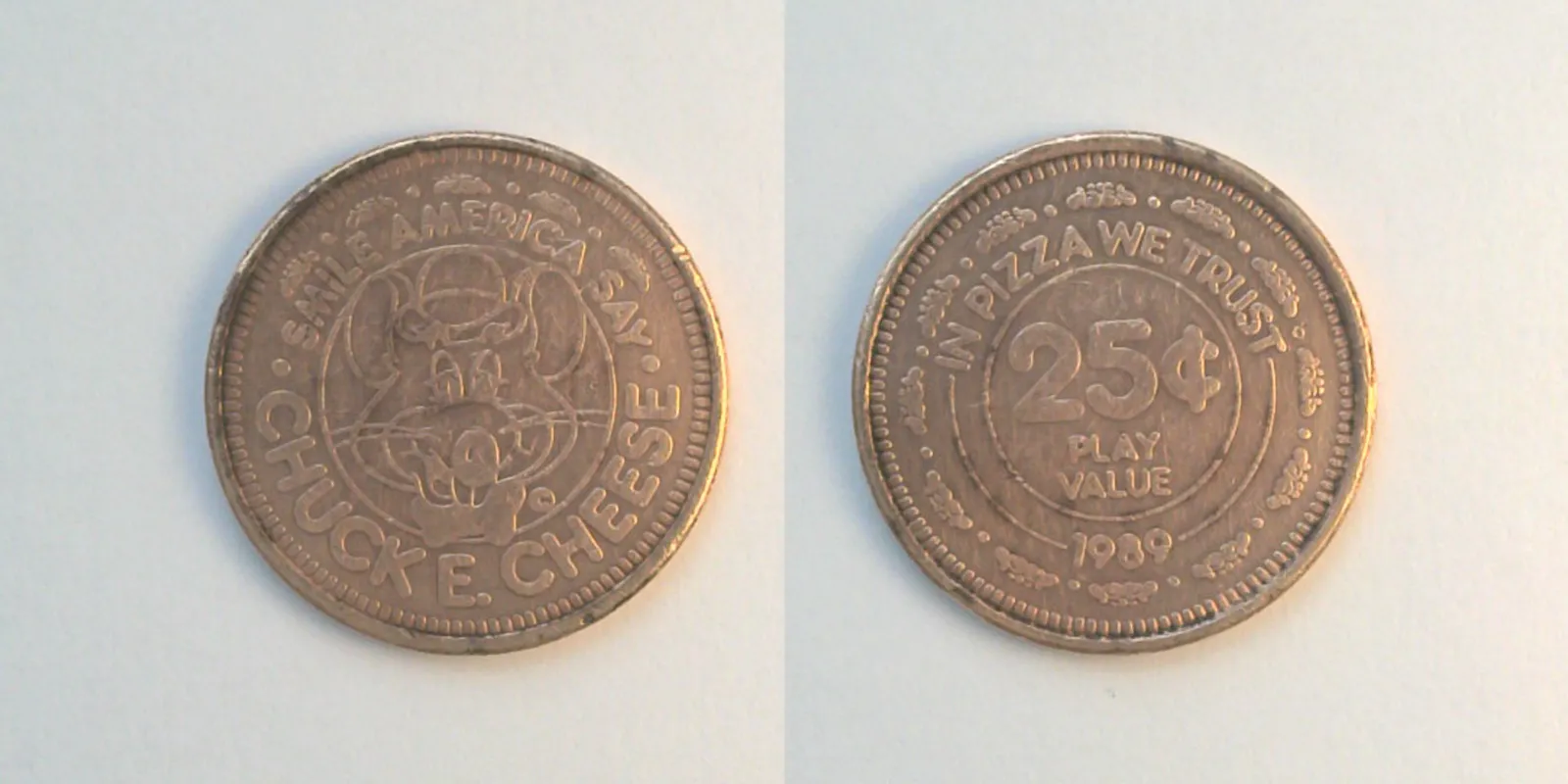 Chuck E. Cheese 215C 1989 Chuck E Cheese Token (215C) (1989) token — front and reverse