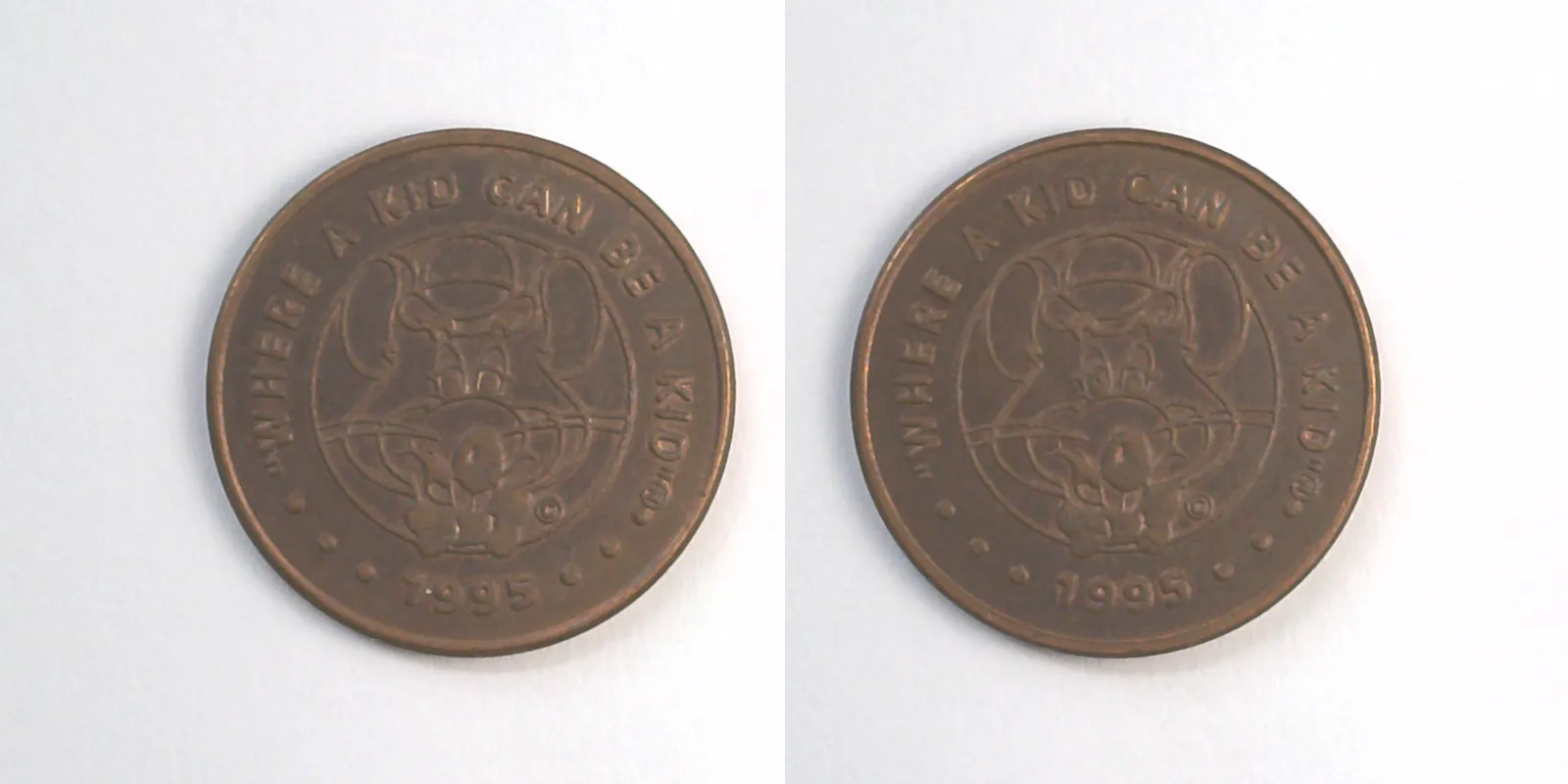 Chuck E. Cheese 316C 1995 Chuck E Cheese Token (316C) (1995) token — front and reverse