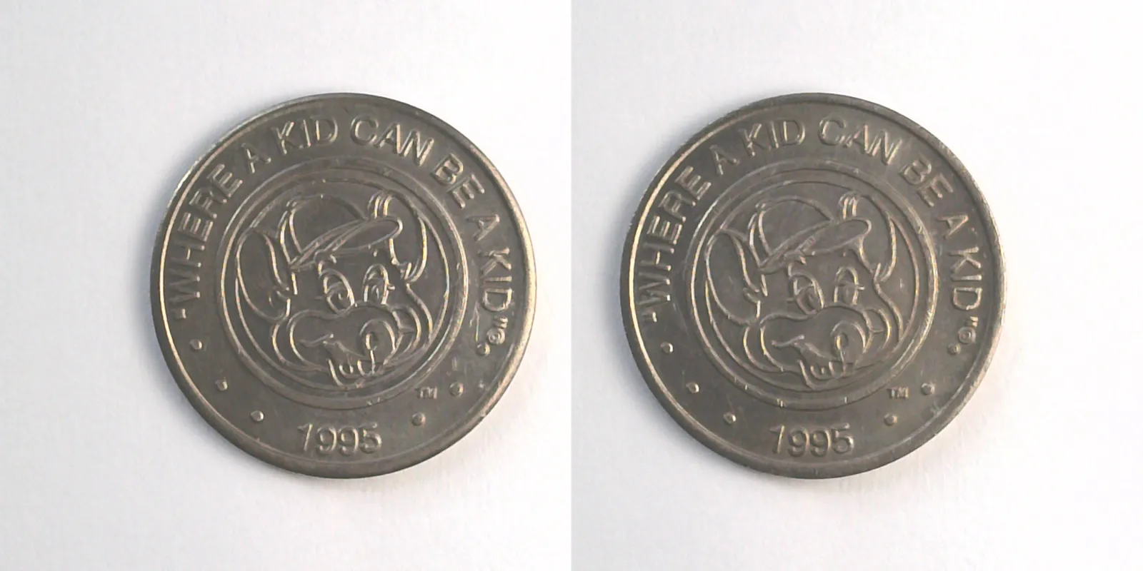 Chuck E. Cheese 401N 1995 Chuck E Cheese Token (401N) (1995) token — front and reverse