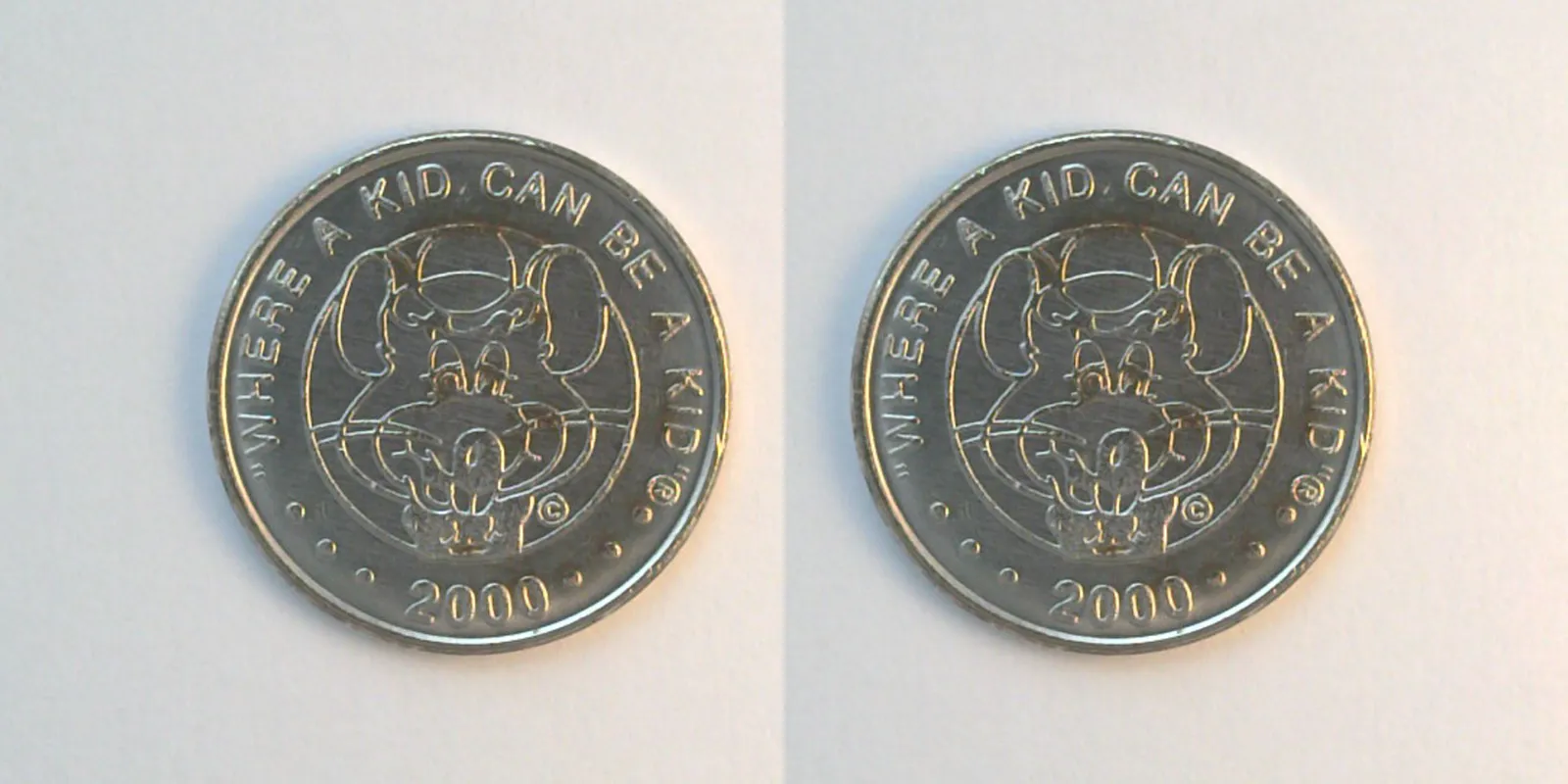 Chuck E. Cheese 322N 2000 Chuck E Cheese Token (322N) (2000) token — front and reverse