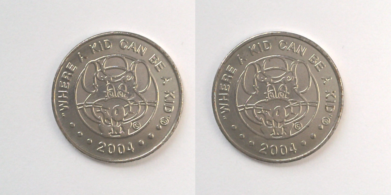 Chuck E. Cheese 326N 2004 Chuck E Cheese Token (326N) (2004) token — front and reverse