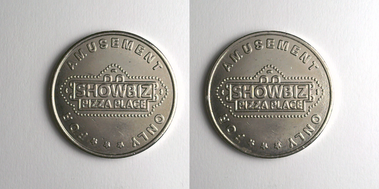 ShowBiz Pizza S19N Showbiz Pizza Place Token (S19N) token — front and reverse