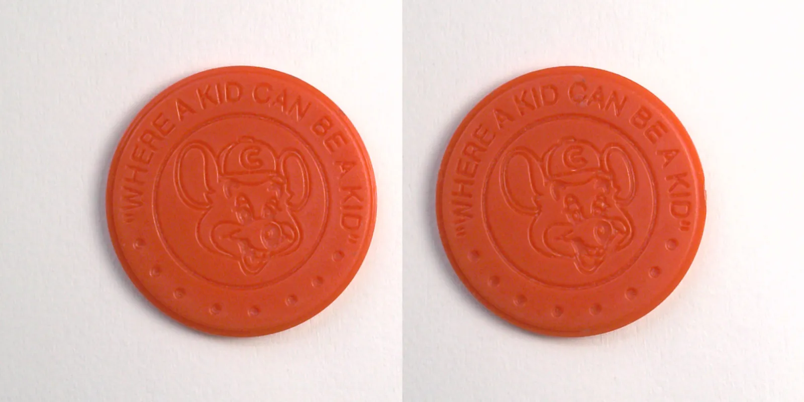 Chuck E. Cheese M05P-red Plastic Chuck E Cheese Medal (M05P-red) token — front and reverse