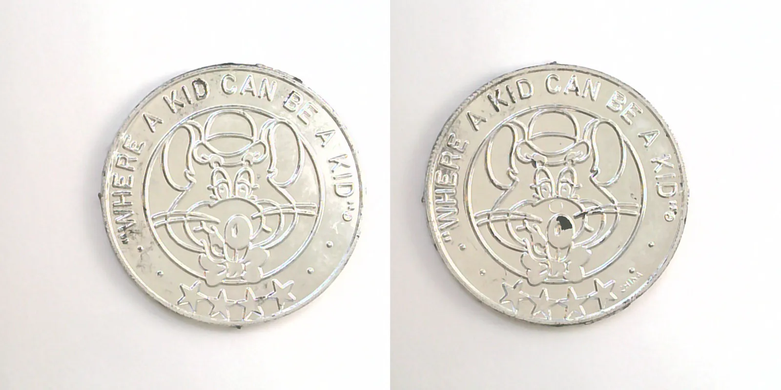 Chuck E. Cheese M06P-silver Plastic Chuck E Cheese Medal (M06P-silver) token — front and reverse