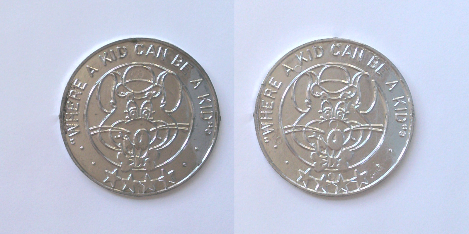 Chuck E. Cheese M07P-silver Plastic Chuck E Cheese Medal (M07P-silver) token — front