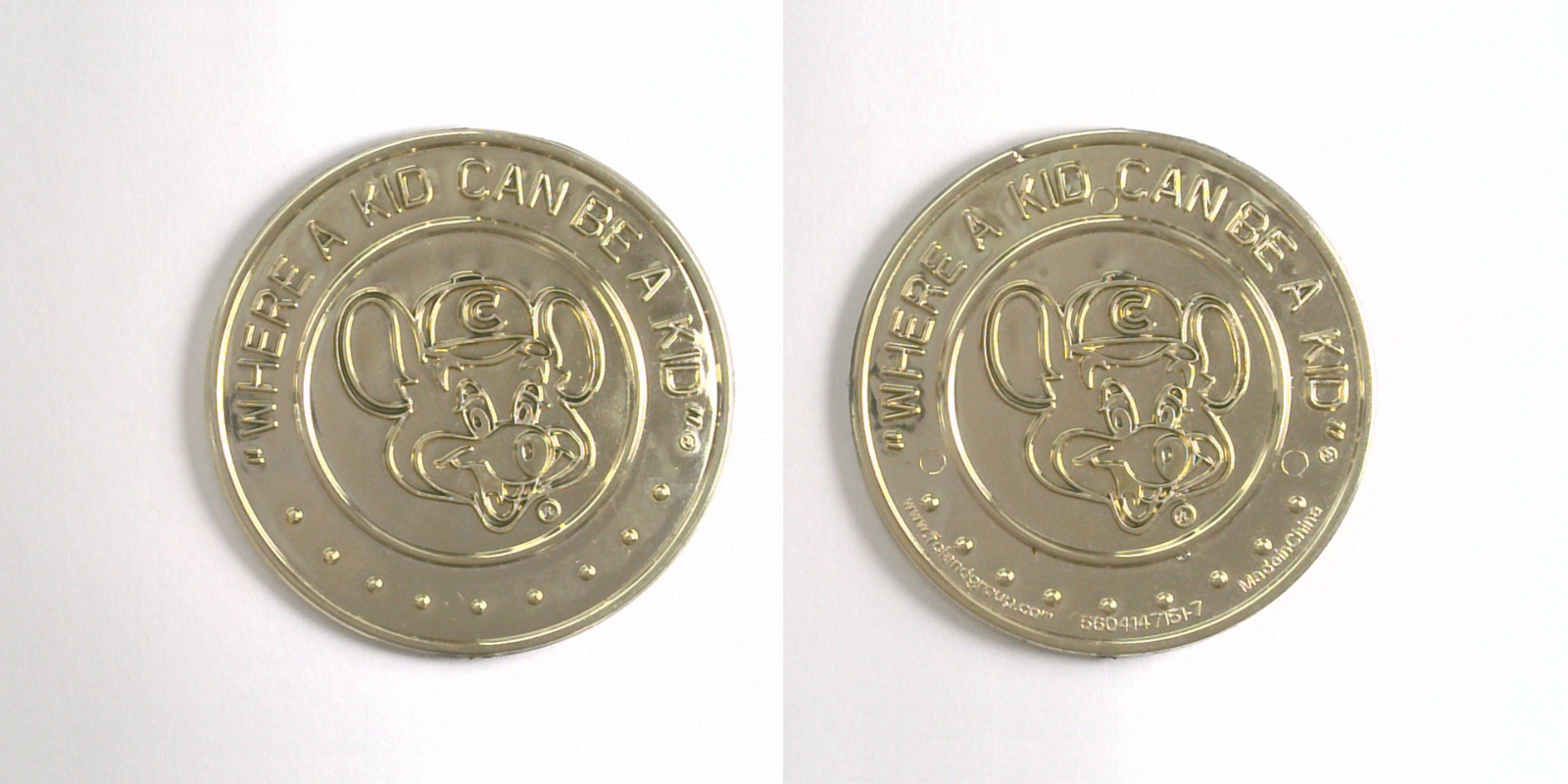 Chuck E. Cheese M08P-gold Plastic Chuck E Cheese Medal (M08P-gold) token — front and reverse