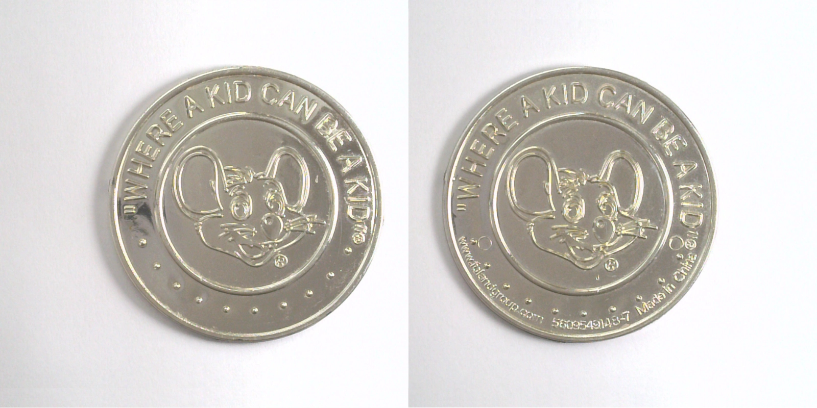 Chuck E. Cheese M09P-silver Plastic Chuck E Cheese Medal (M09P-silver) token — front