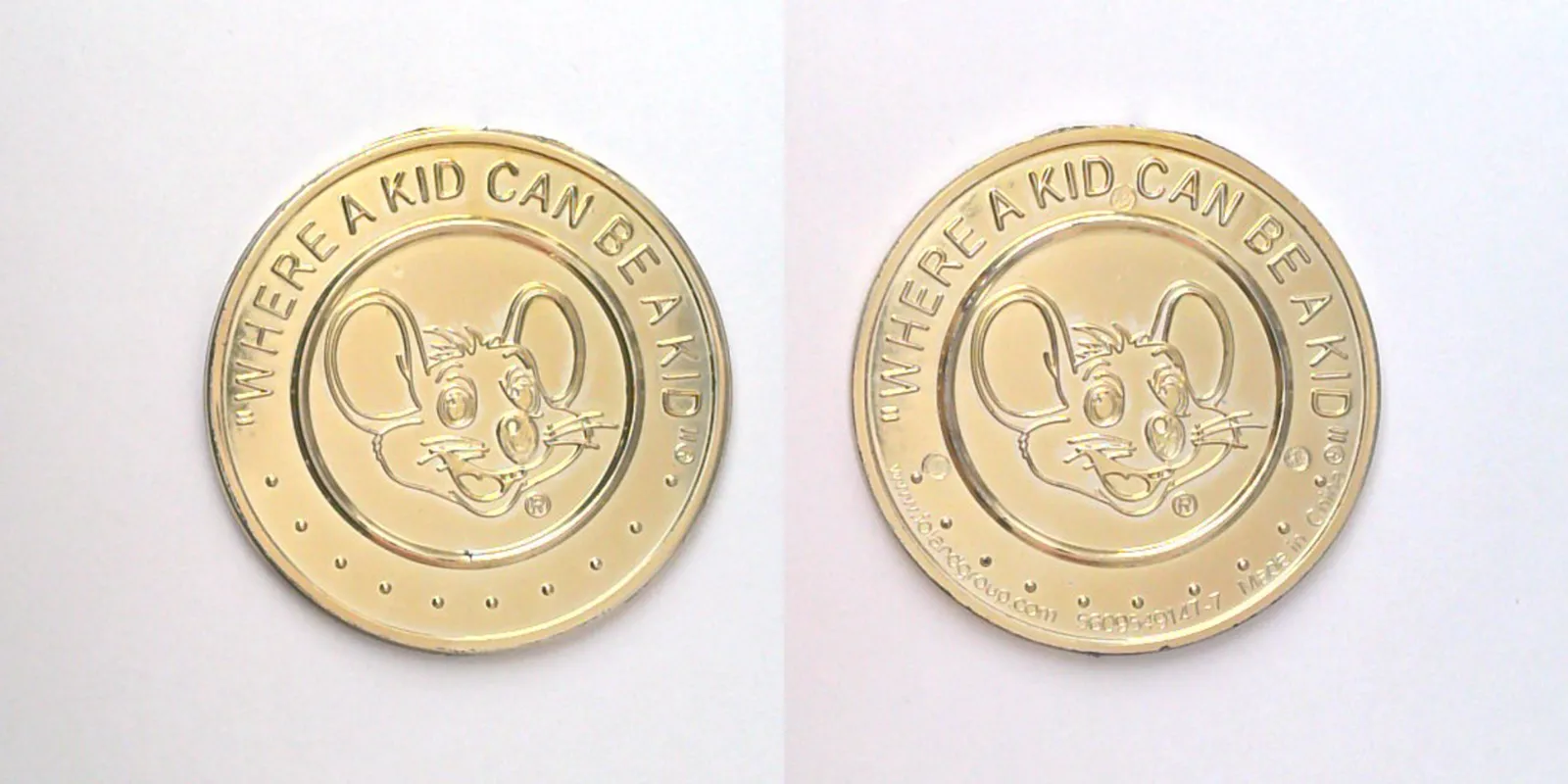 Chuck E. Cheese M10P-gold Plastic Chuck E Cheese Medal (M10P-gold) token — front and reverse