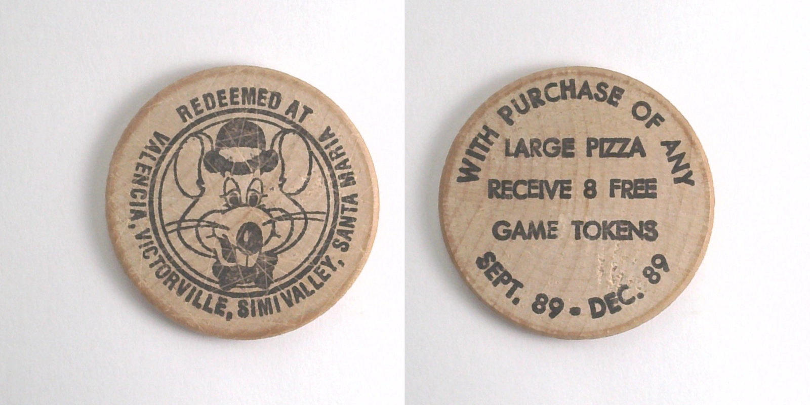 Chuck E. Cheese P04W 1989 Chuck E Cheese Promotional (P04W) (1989) token — front and reverse