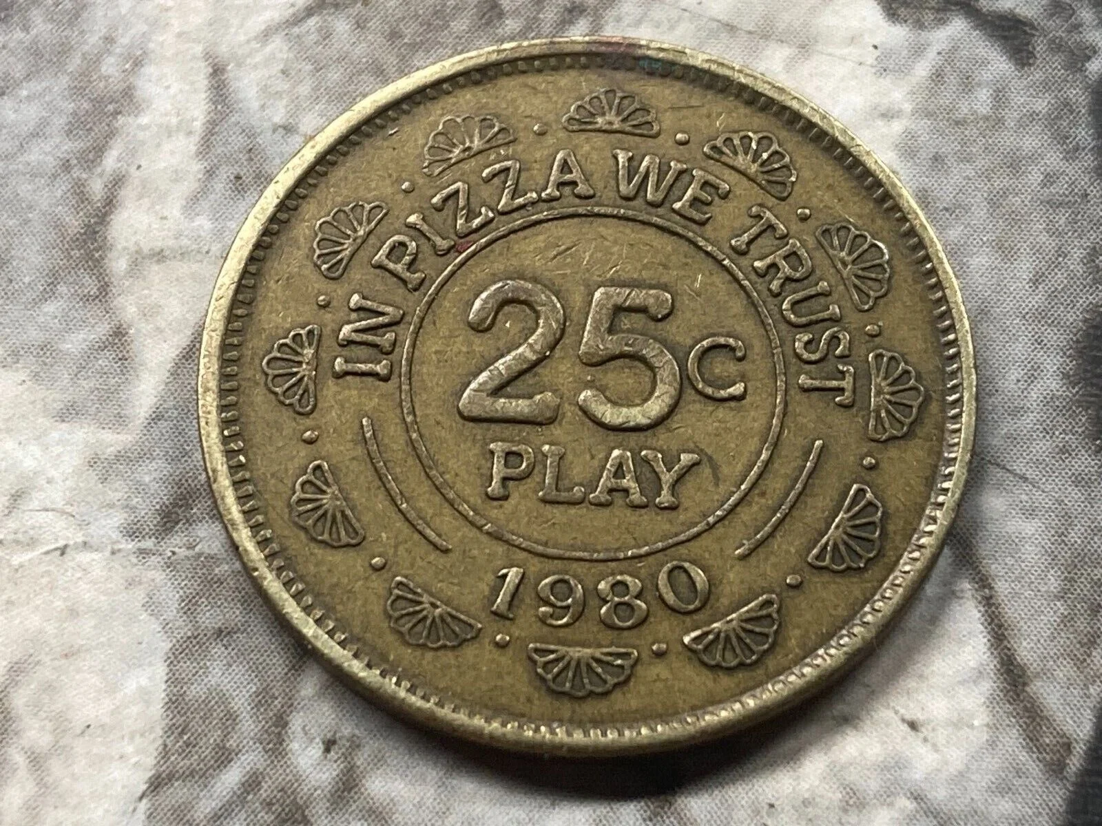 Chuck E. Cheese 187B 1980 Chuck E Cheese Token (187B) (1980) token — reverse