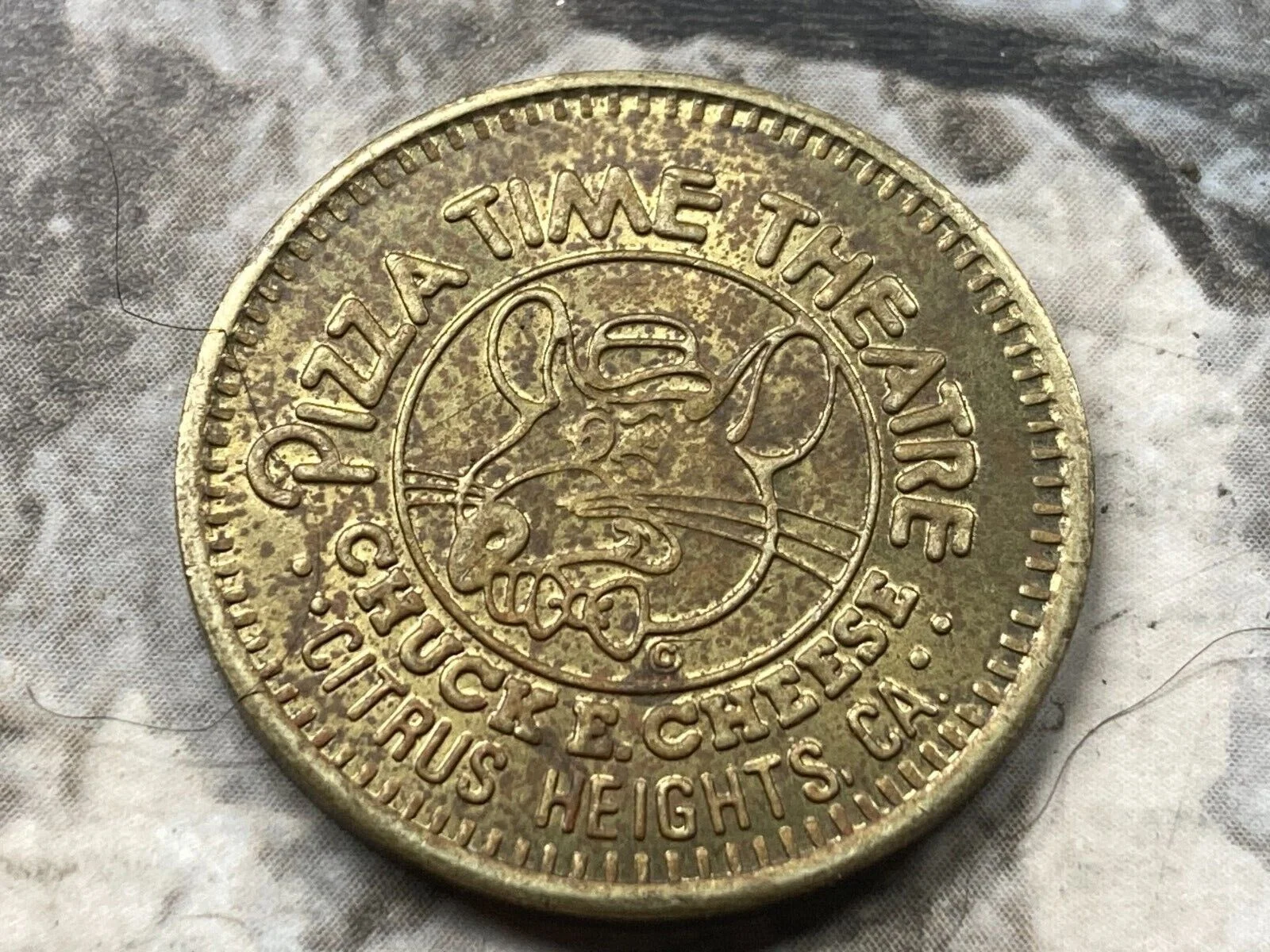Chuck E. Cheese 187B 1980 Chuck E Cheese Token (187B) (1980) token — front