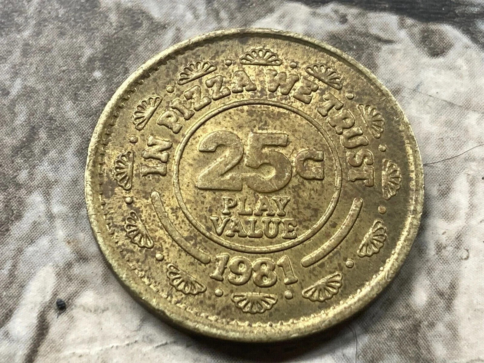 Chuck E. Cheese 188B 1981 Chuck E Cheese Token (188B) (1981) token — reverse