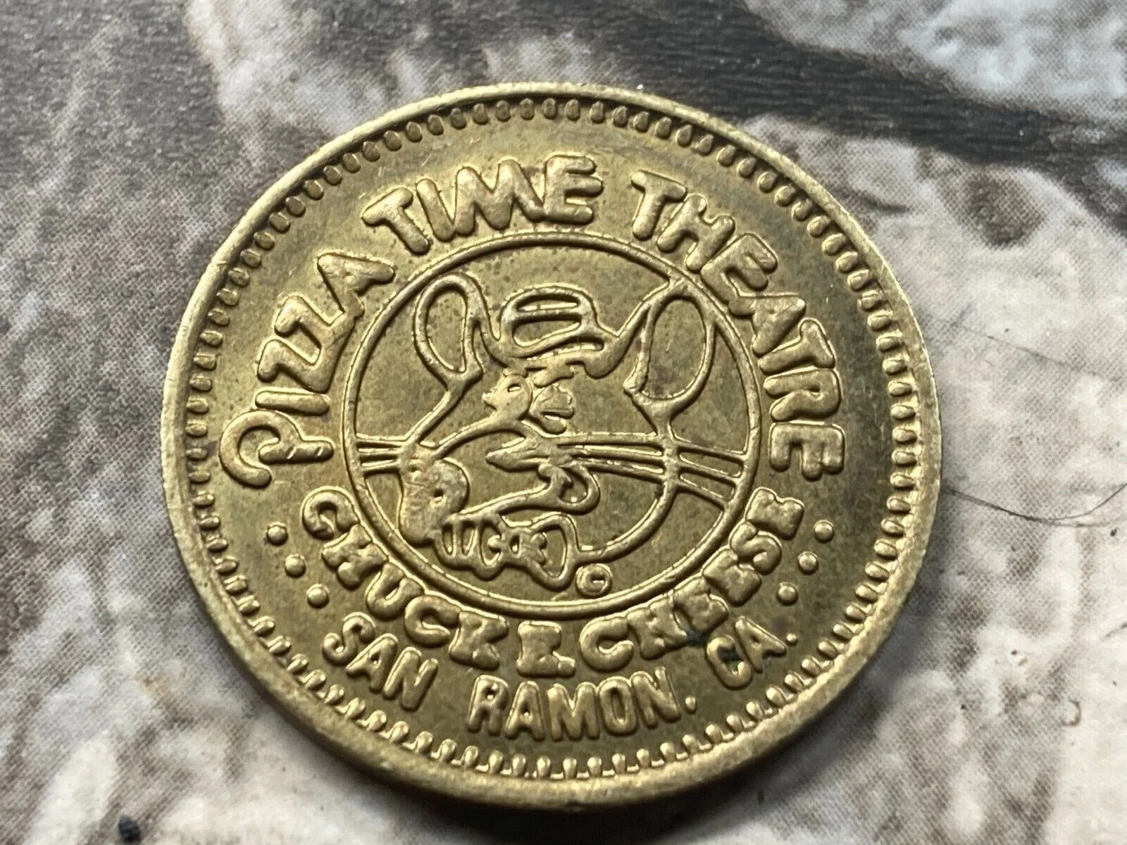 Chuck E. Cheese 188B 1981 Chuck E Cheese Token (188B) (1981) token — front