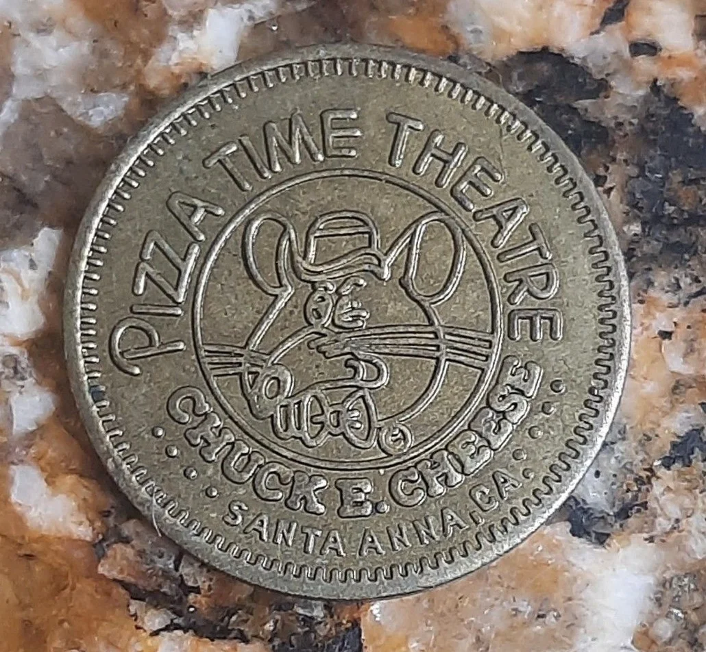 Chuck E. Cheese 134B 1979 Chuck E Cheese Token (134B) (1979) token — front